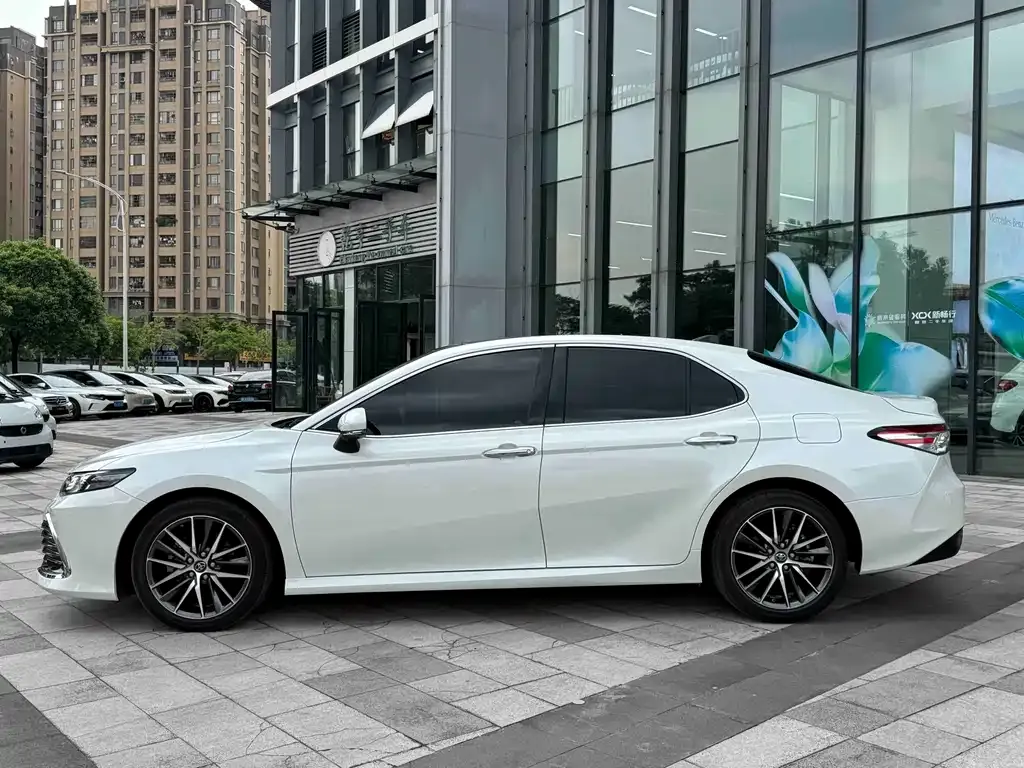 Toyota Camry — фото 5