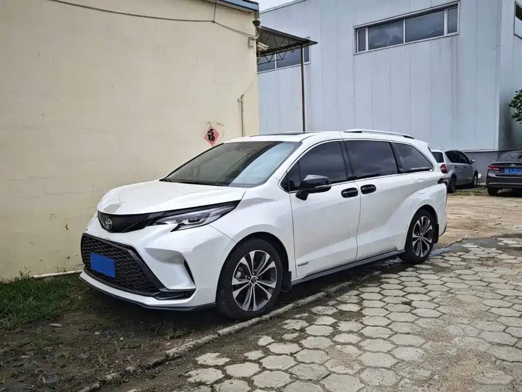 Toyota Granvia — фото 1