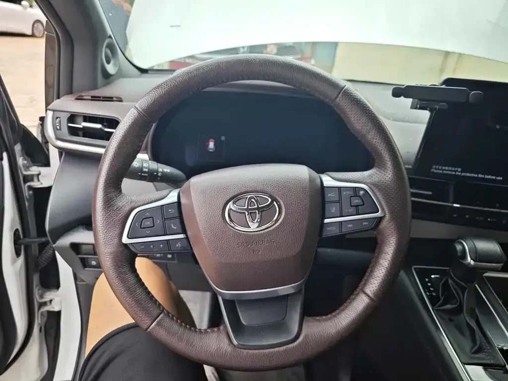 Toyota Granvia — фото 4