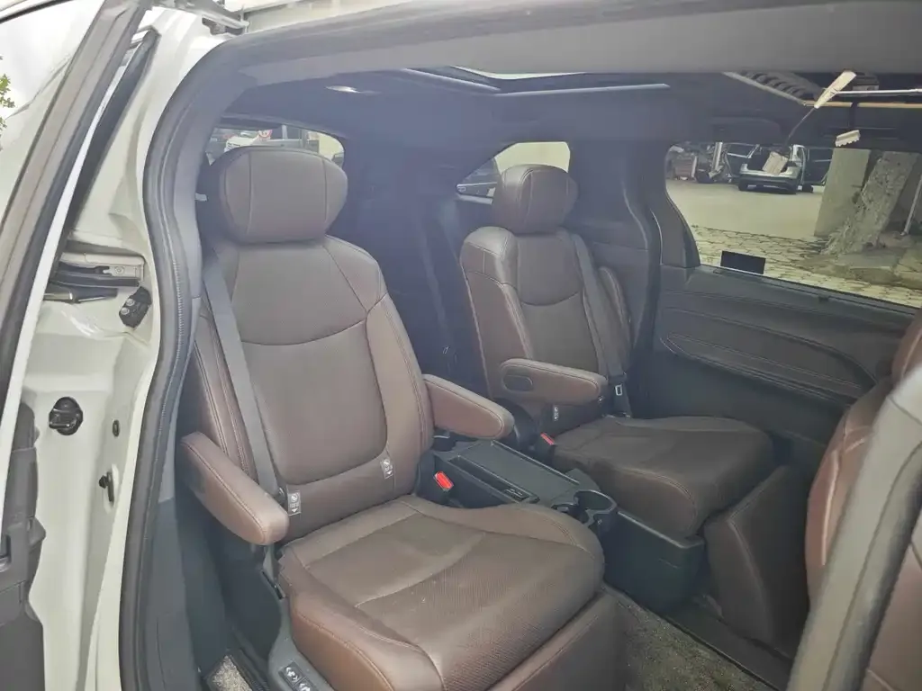 Toyota Granvia — фото 3