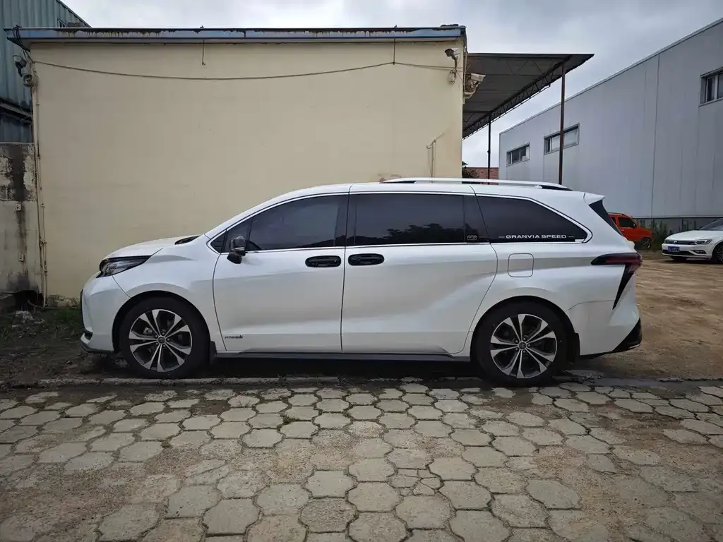 Toyota Granvia — фото 10
