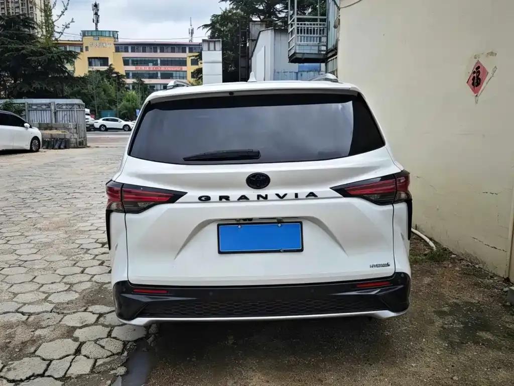 Toyota Granvia — фото 7