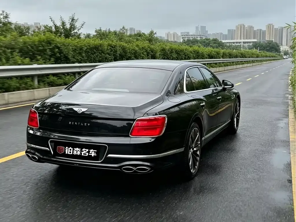 Bentley Flying Spur — фото 3