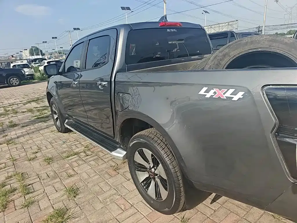 Isuzu D-MAX — фото 10