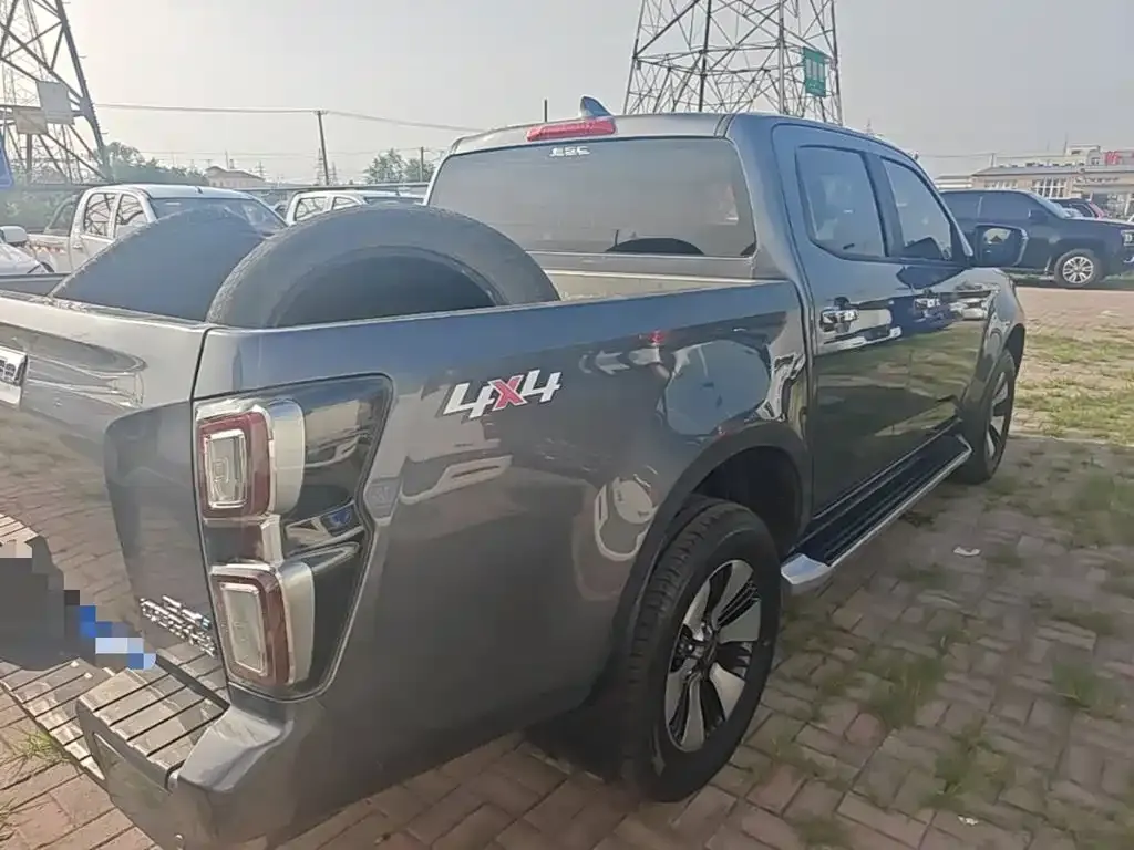 Isuzu D-MAX — фото 8