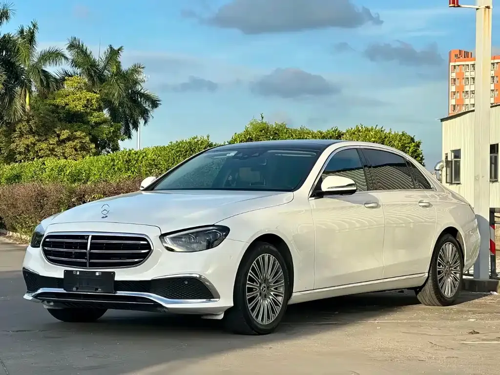 Mercedes-Benz E-Class — фото 1