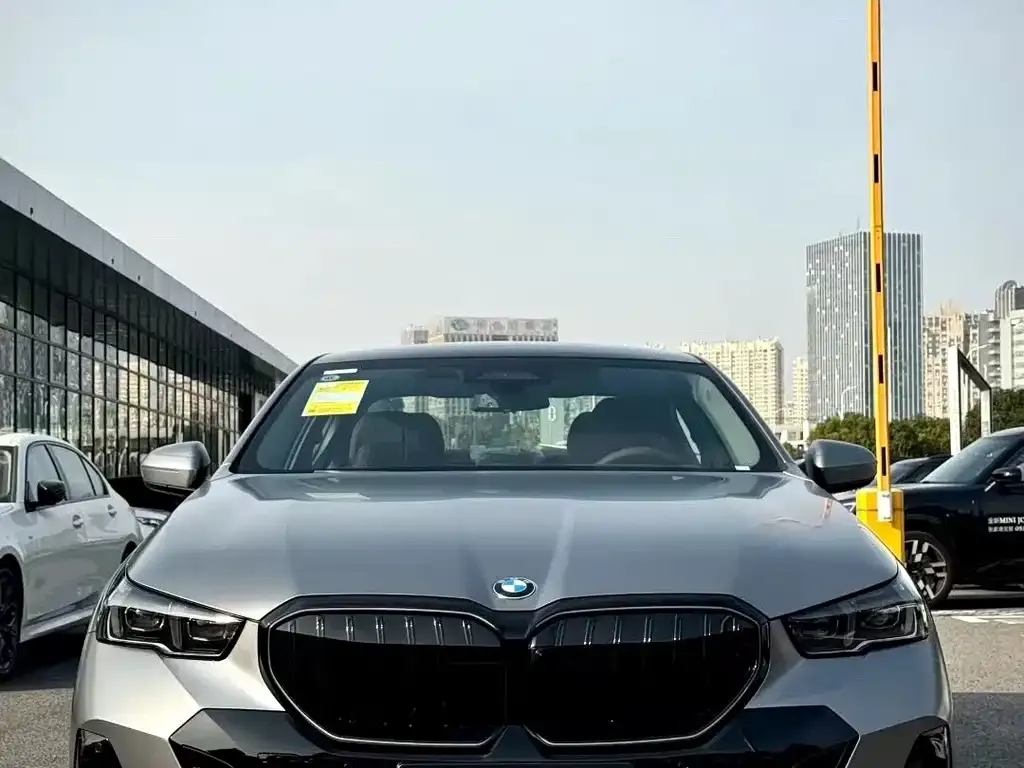 BMW 5 Series — фото 1