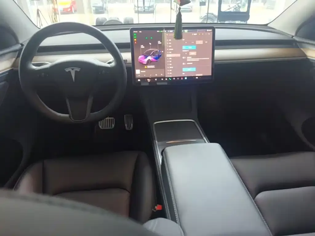 Tesla Model Y — фото 8