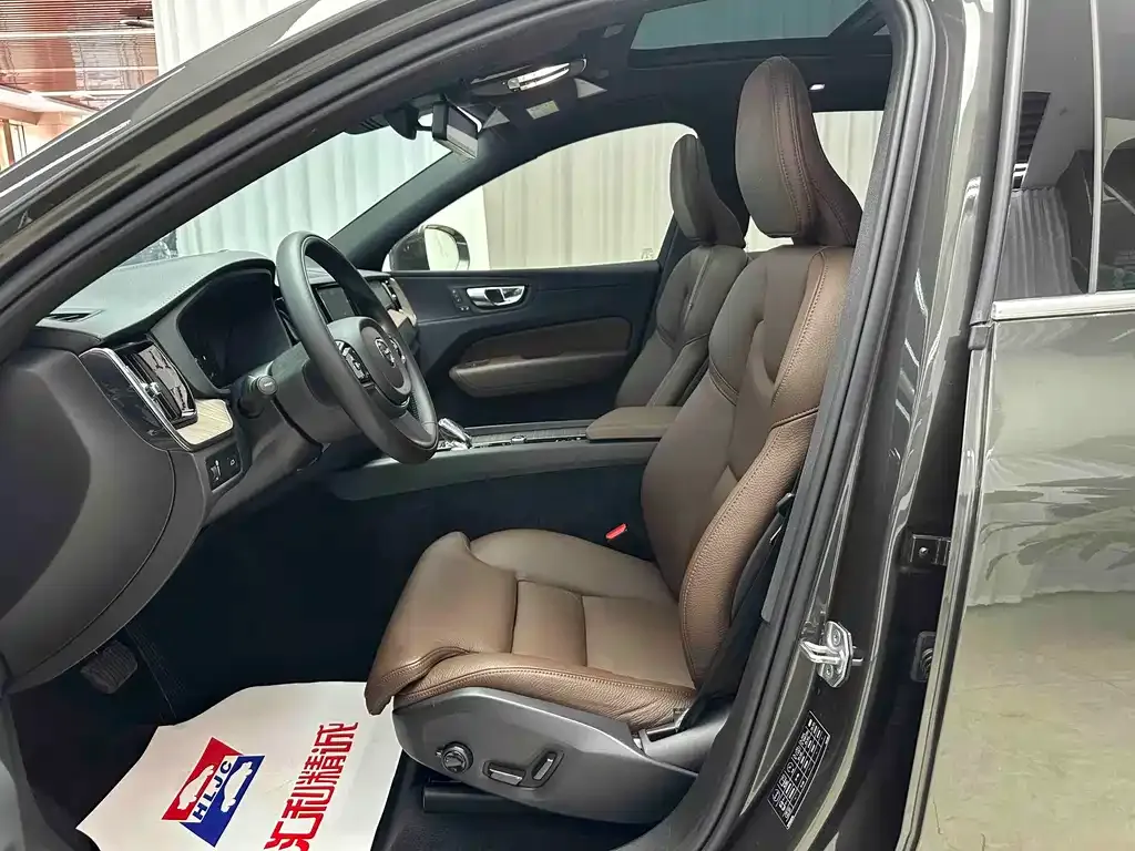 Volvo XC60 — фото 10