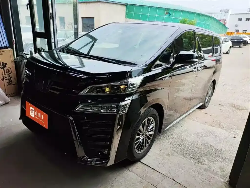 Toyota Vellfire — фото 1