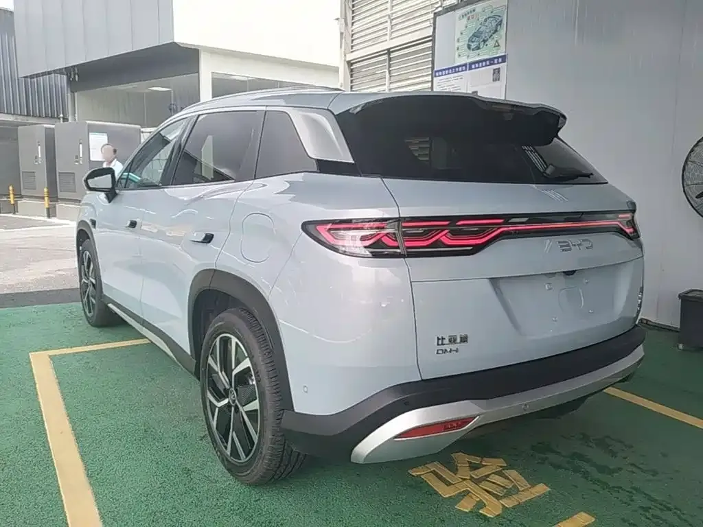 BYD L DM-i — фото 9