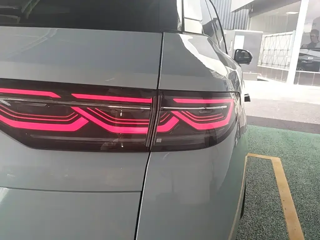 BYD L DM-i — фото 3