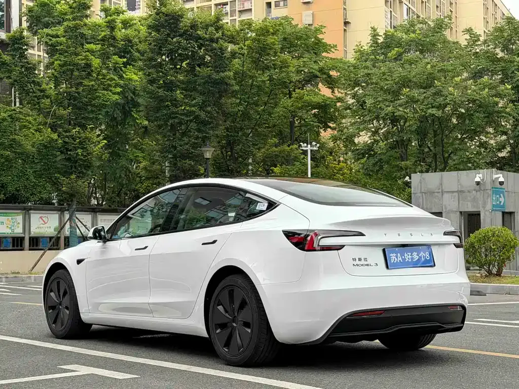 Tesla Model 3 — фото 8