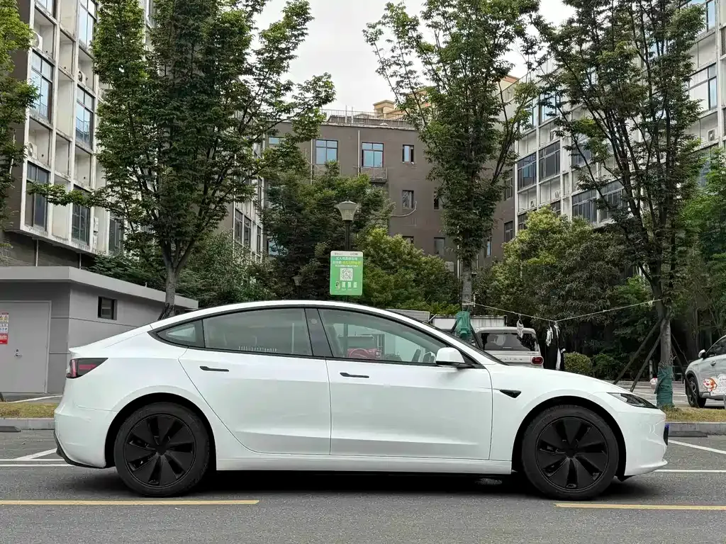 Tesla Model 3 — фото 9