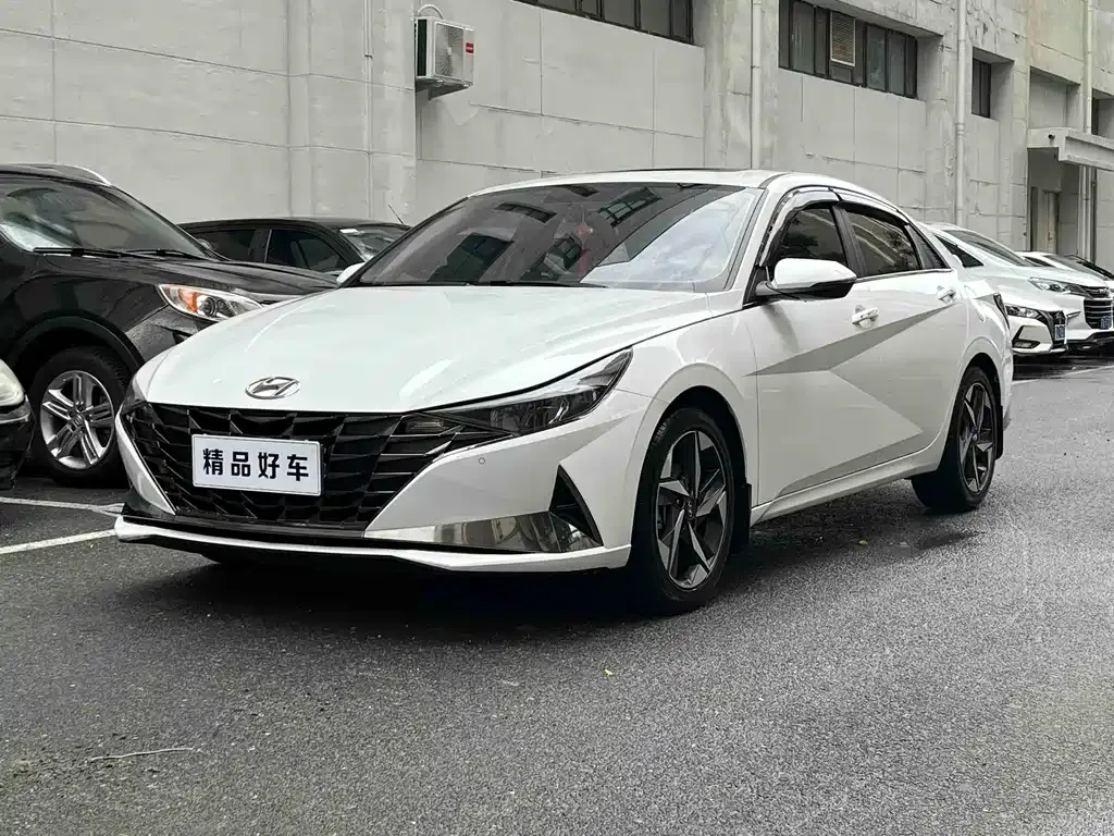 Hyundai Elantra — фото 1