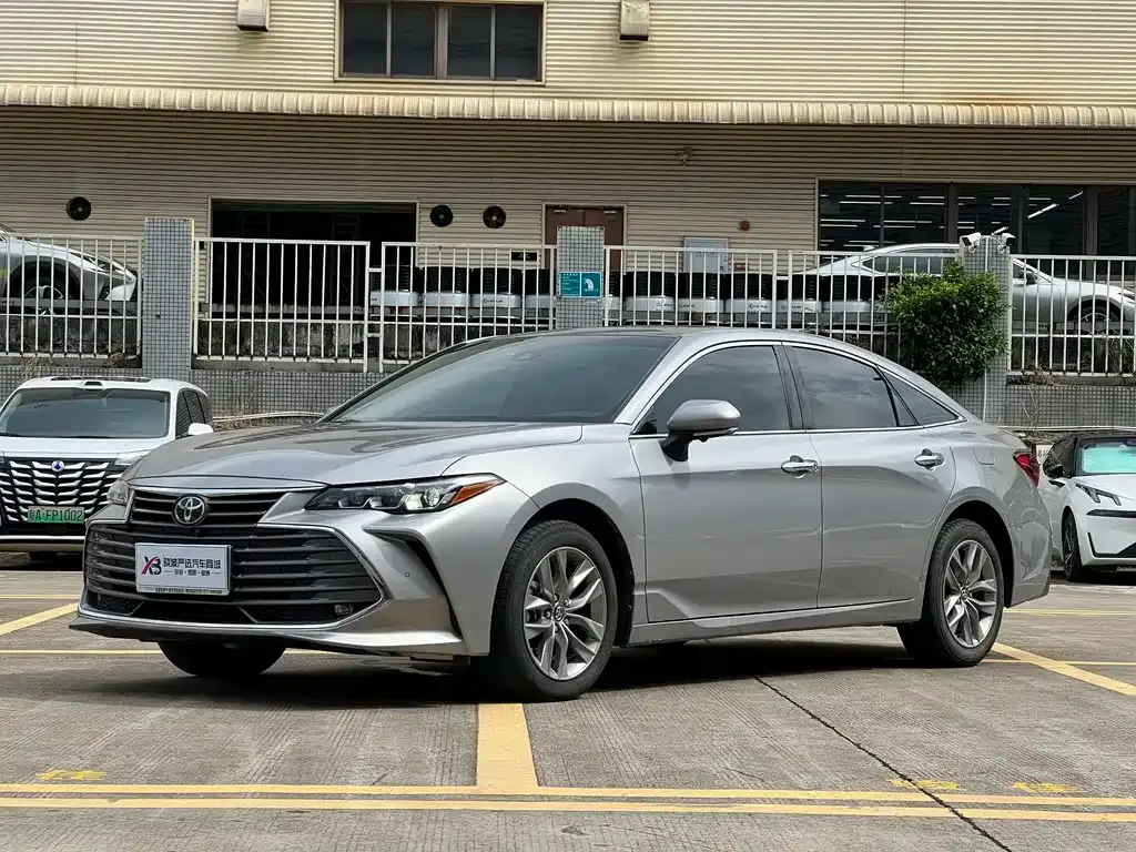 Toyota Avalon — фото 1