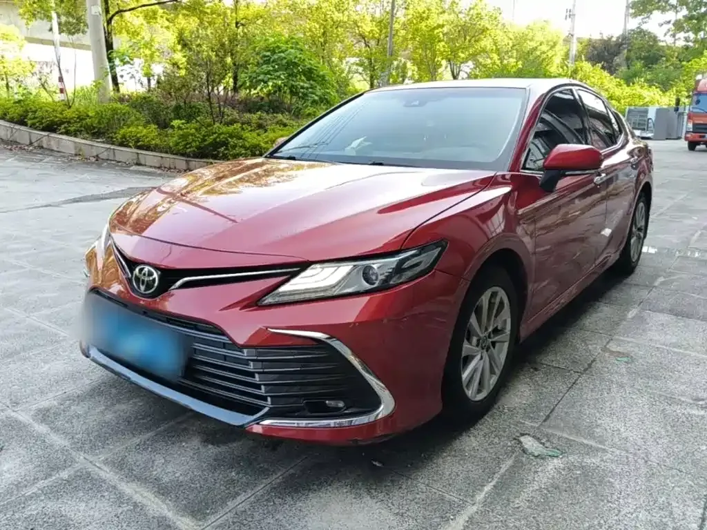 Toyota Camry — фото 1
