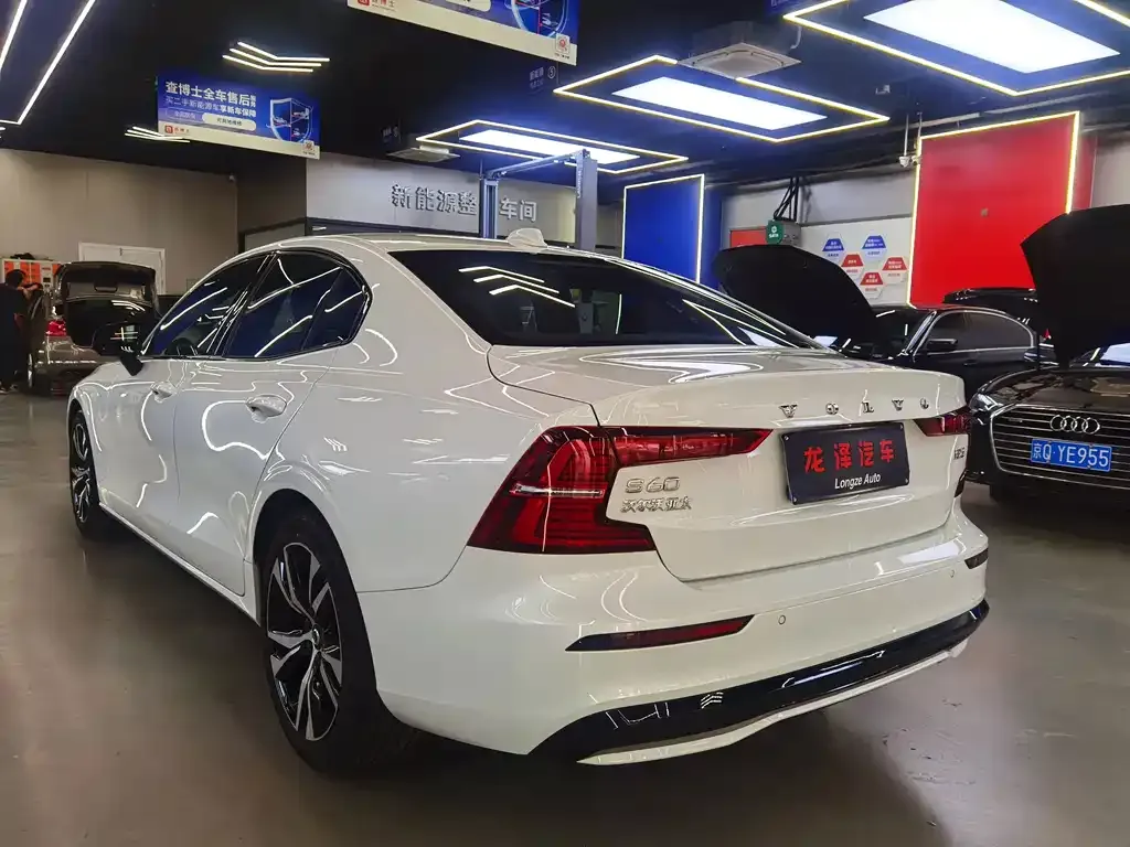 Volvo S60 — фото 10