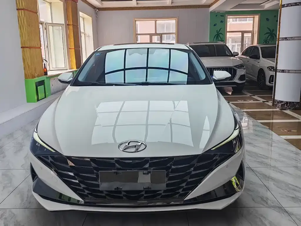 Hyundai Elantra — фото 1