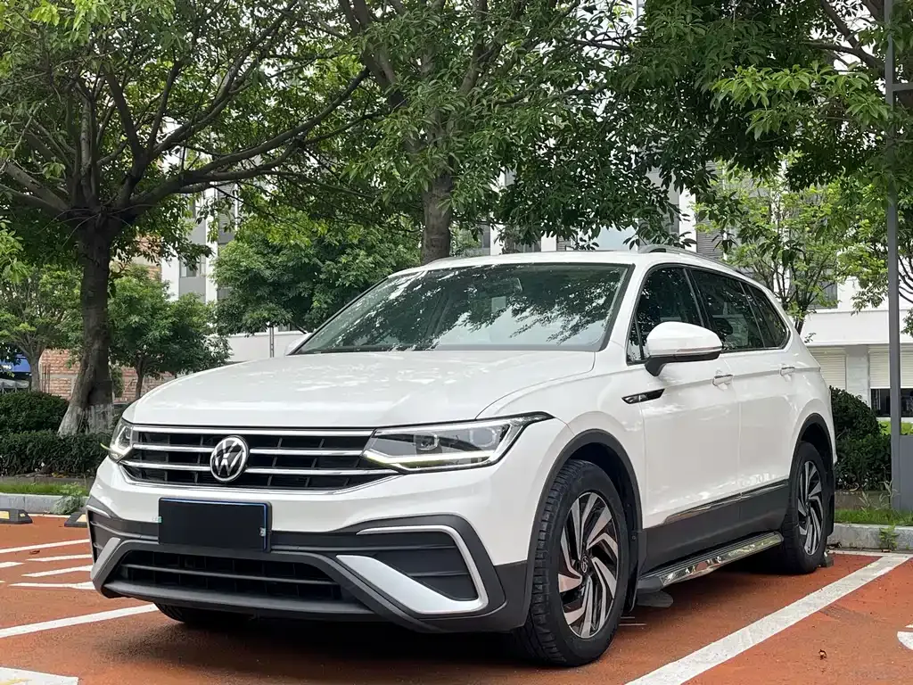 Volkswagen Tiguan L — фото 1