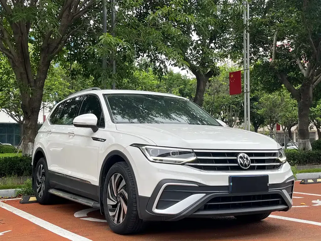 Volkswagen Tiguan L — фото 9