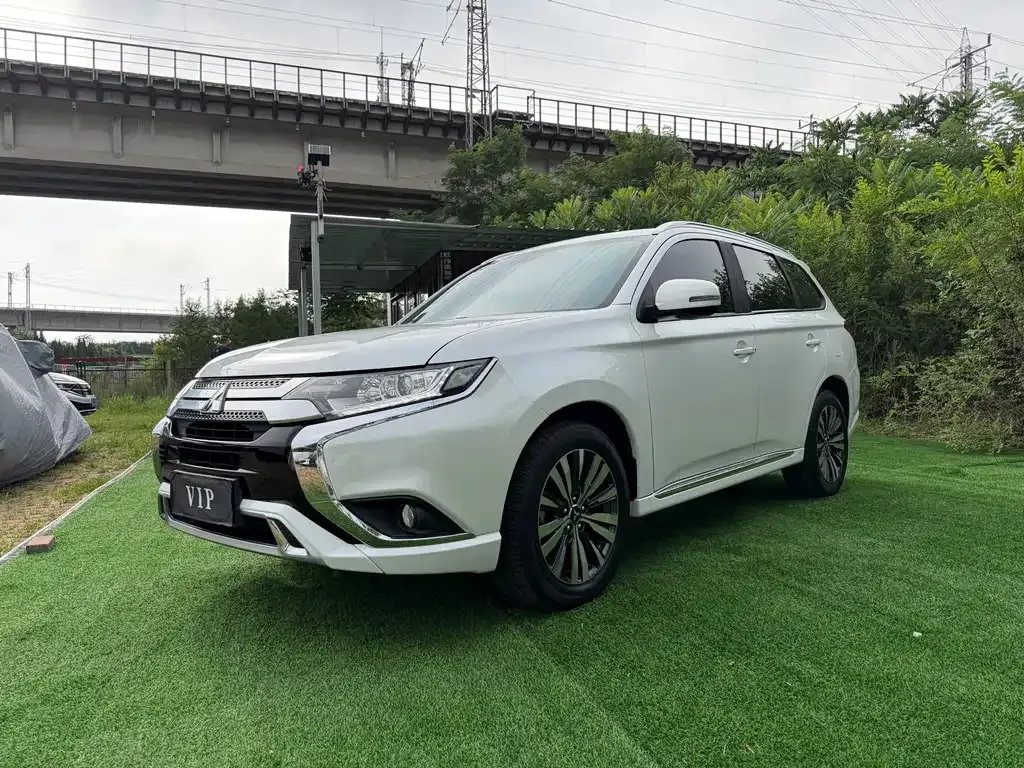 Mitsubishi Outlander — фото 1