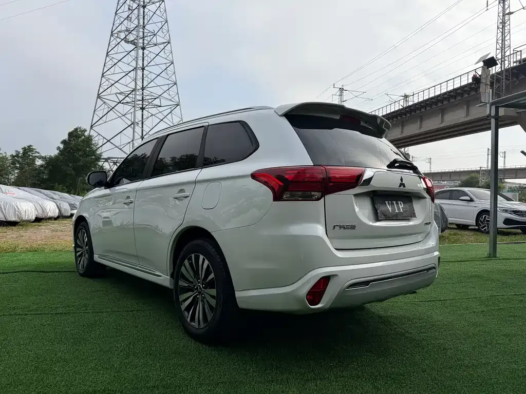 Mitsubishi Outlander — фото 4