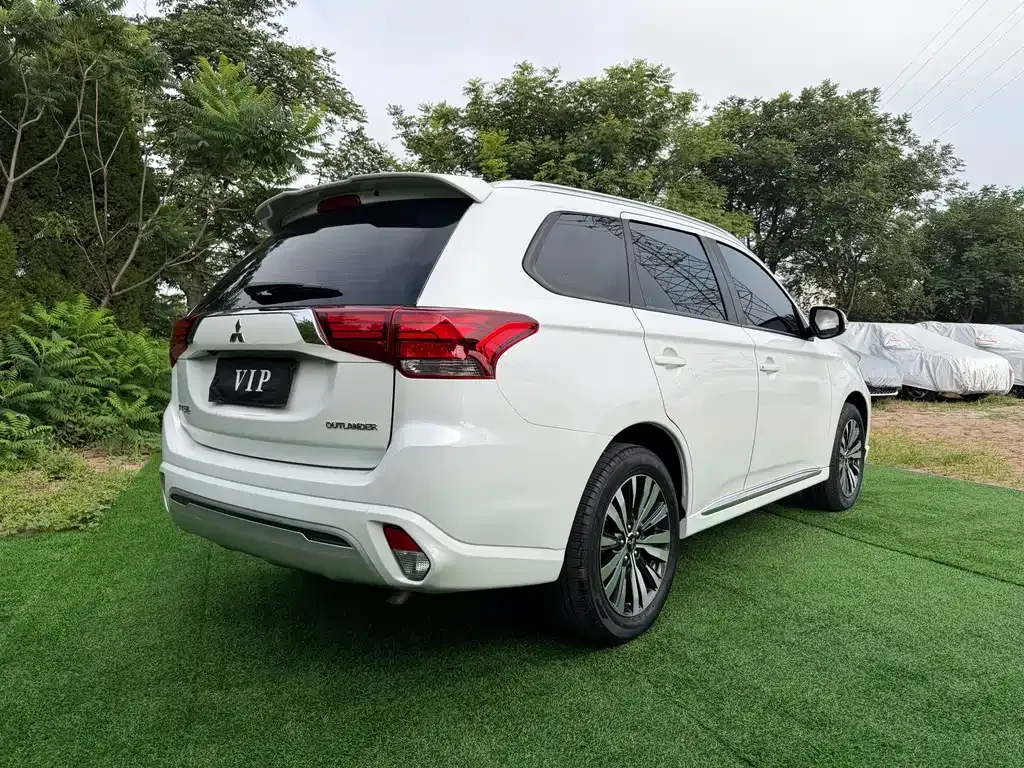 Mitsubishi Outlander — фото 8