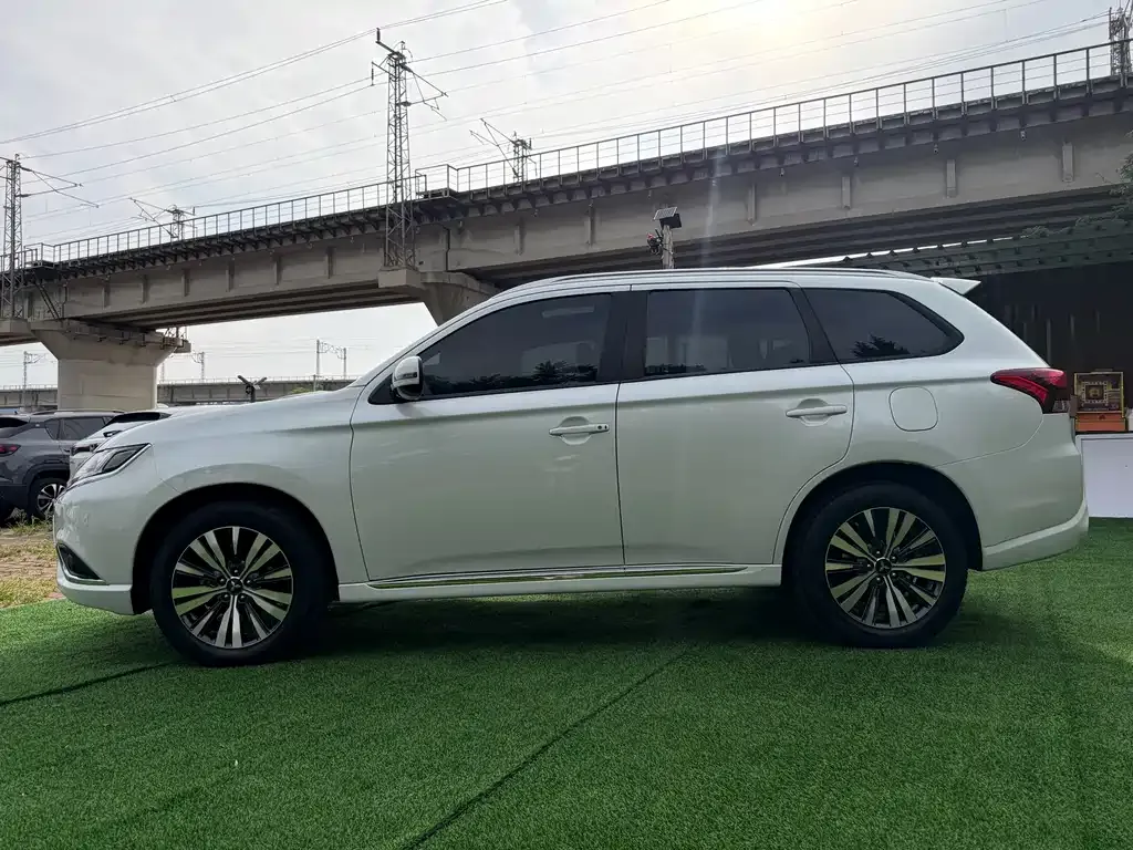 Mitsubishi Outlander — фото 3