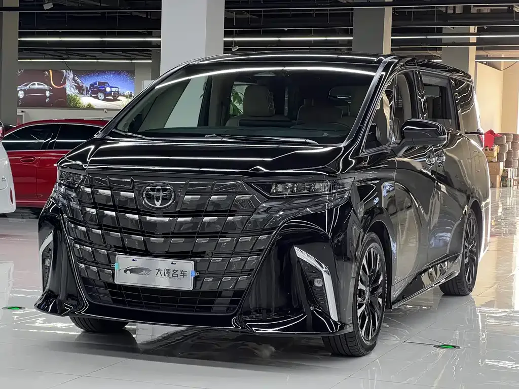 Toyota Alphard — фото 1