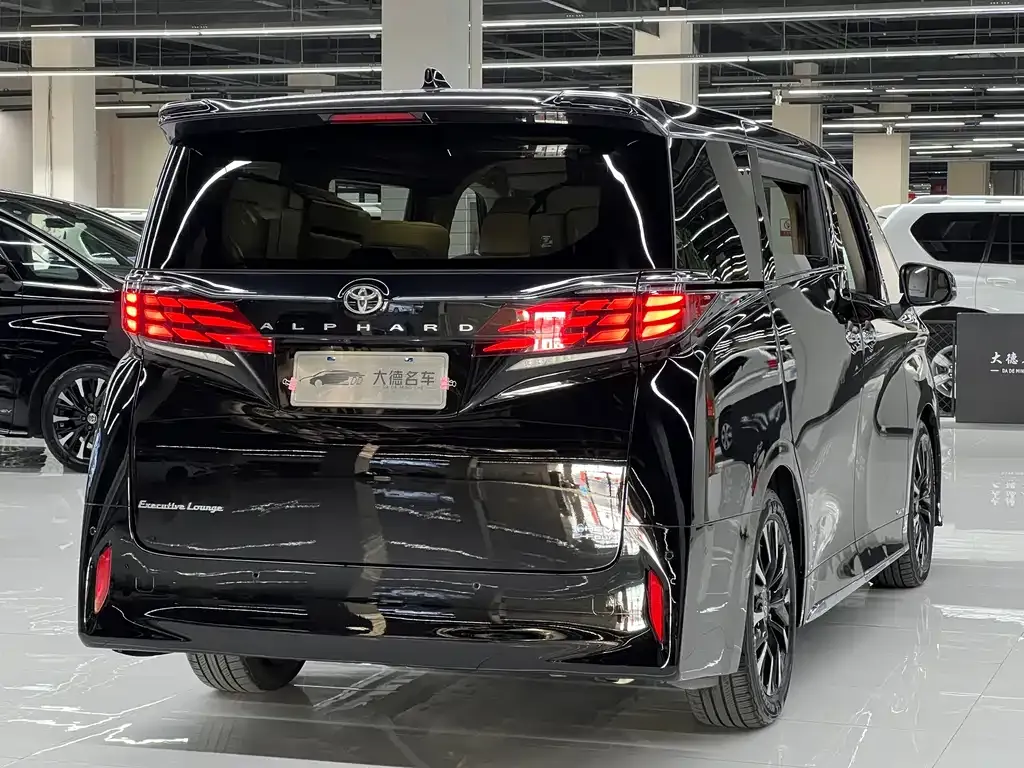 Toyota Alphard — фото 3