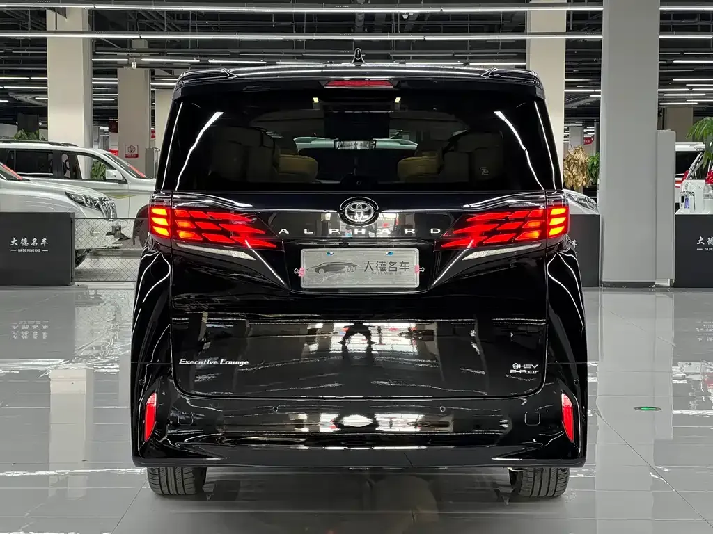 Toyota Alphard — фото 7