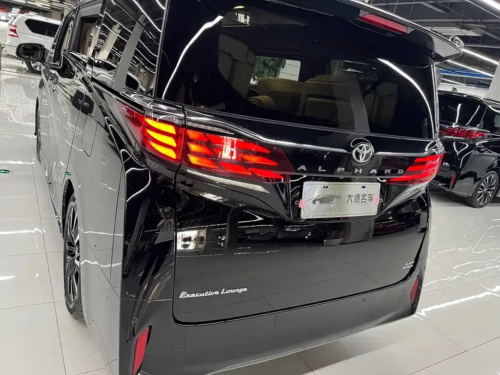 Toyota Alphard — фото 8