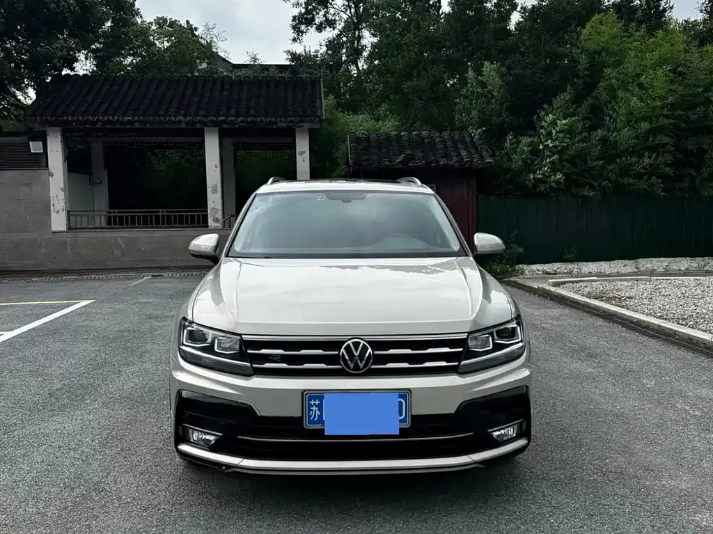 Volkswagen Tiguan L — фото 1