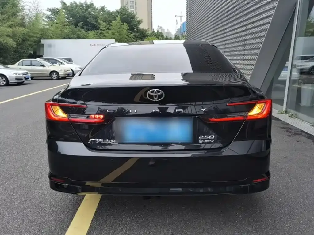 Toyota Camry — фото 3