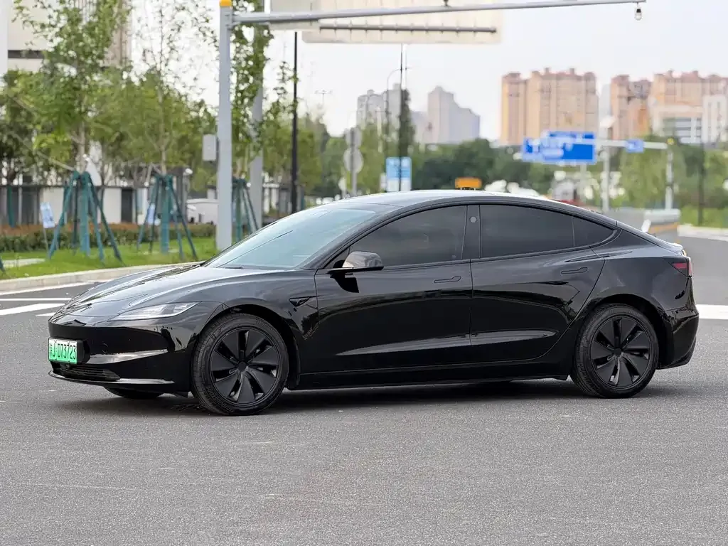 Tesla Model 3 — фото 1