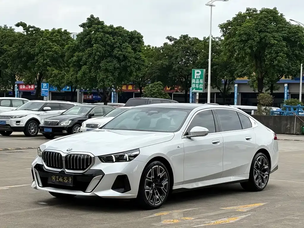 BMW 5 Series — фото 1