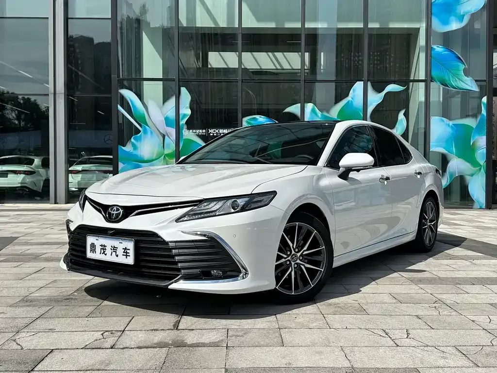 Toyota Camry — фото 1