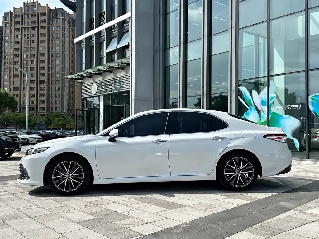 Toyota Camry — фото 2