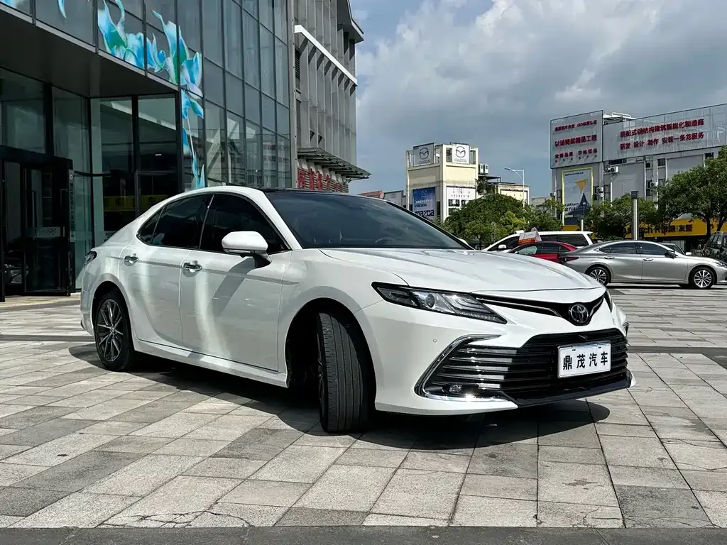 Toyota Camry — фото 9