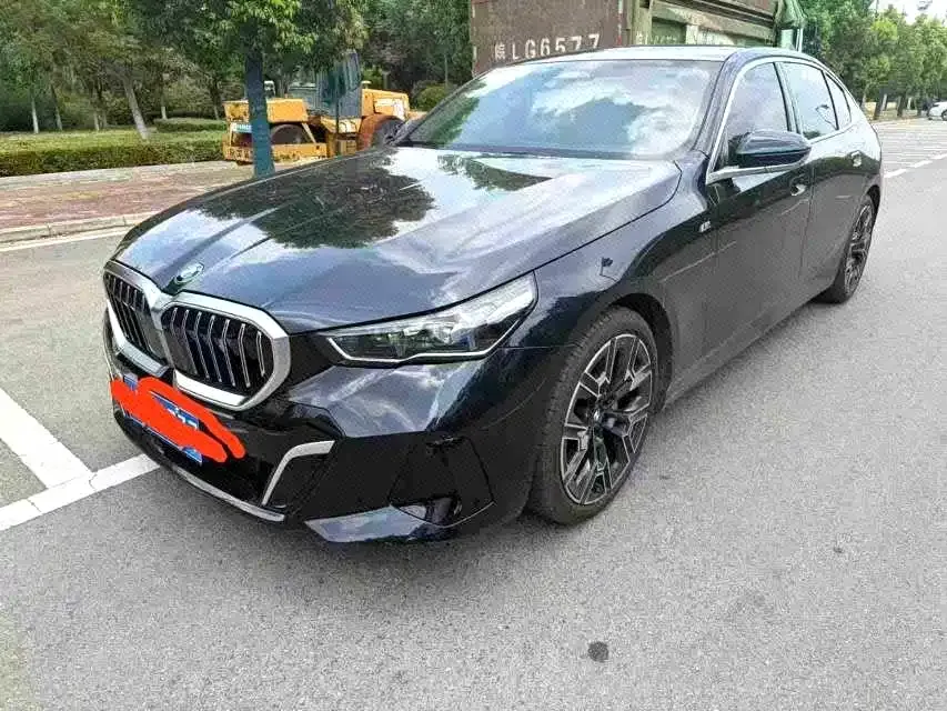 BMW 5 Series — фото 1