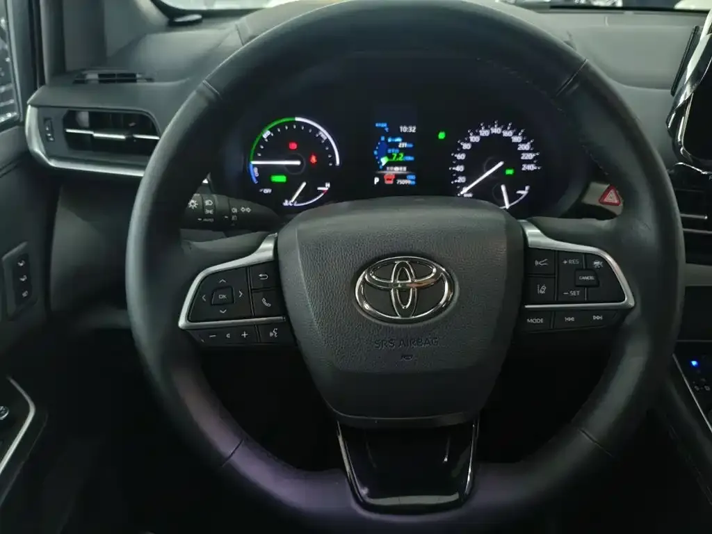 Toyota Granvia — фото 2