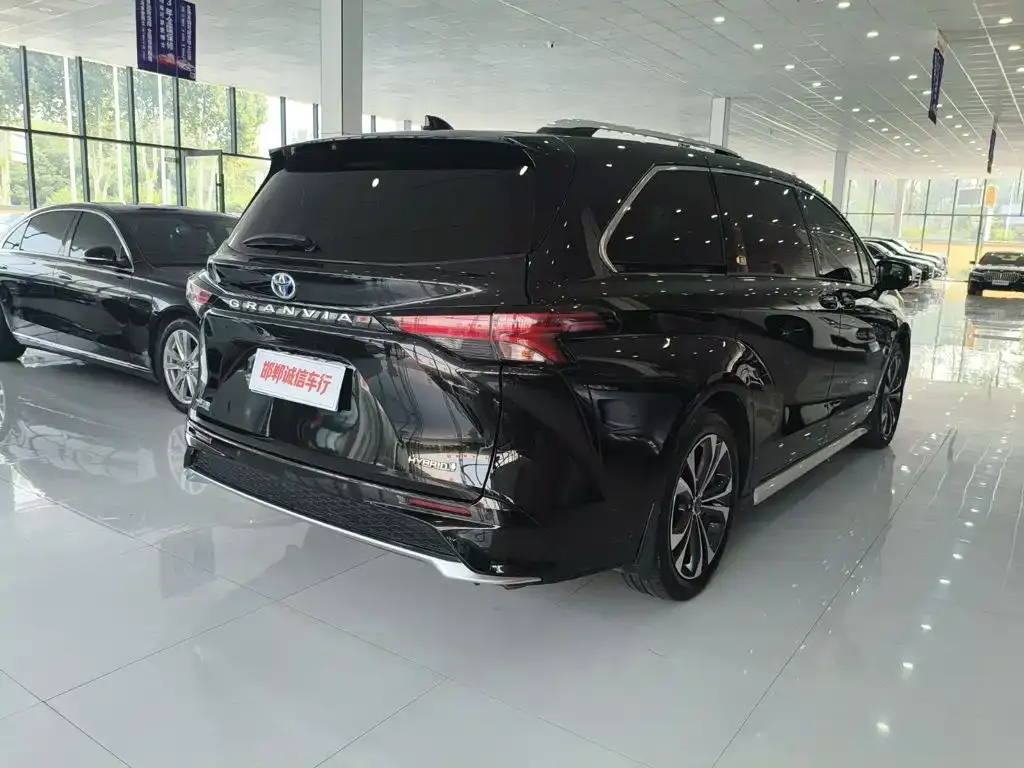 Toyota Granvia — фото 4