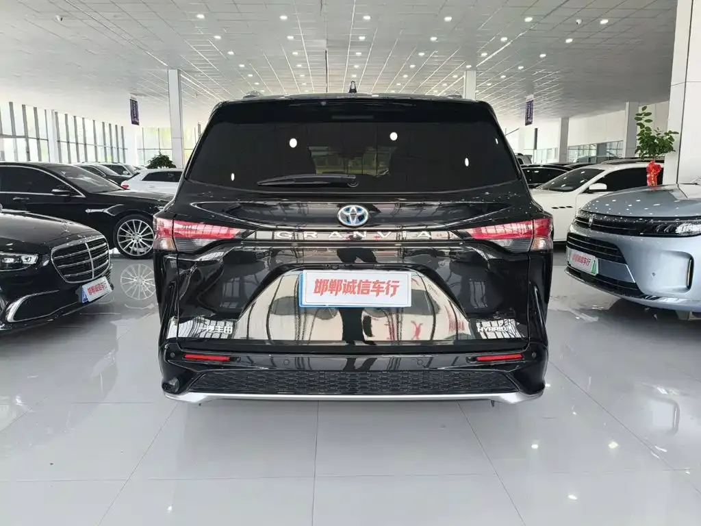 Toyota Granvia — фото 10