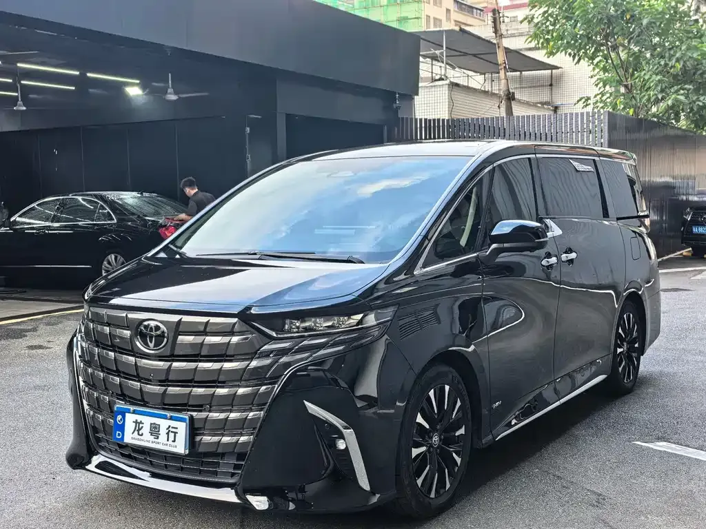 Toyota Alphard — фото 1