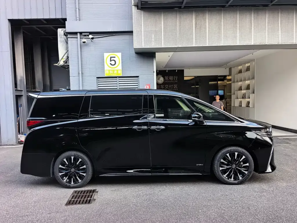 Toyota Alphard — фото 9