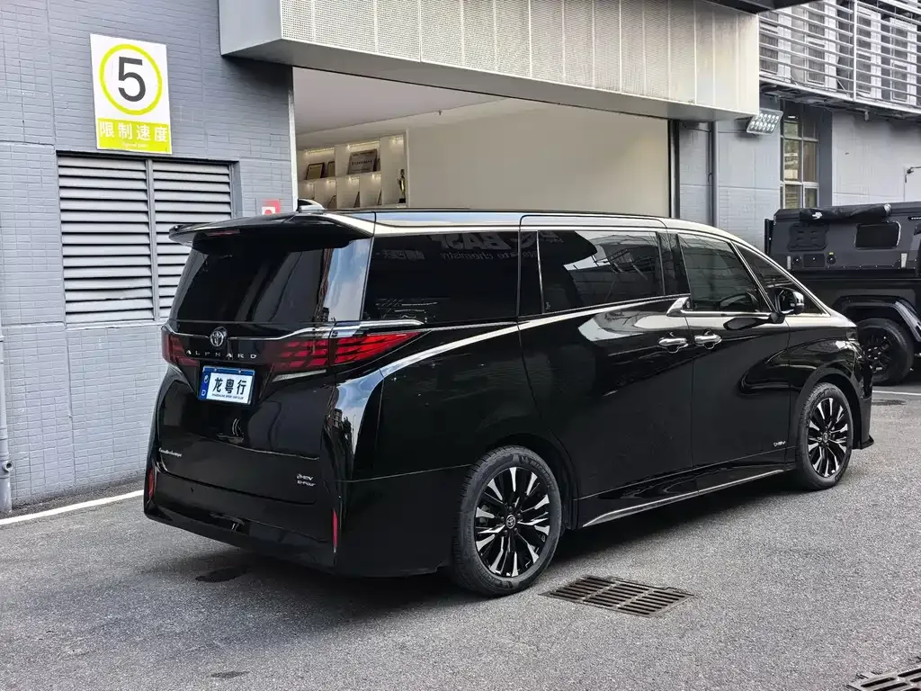 Toyota Alphard — фото 7