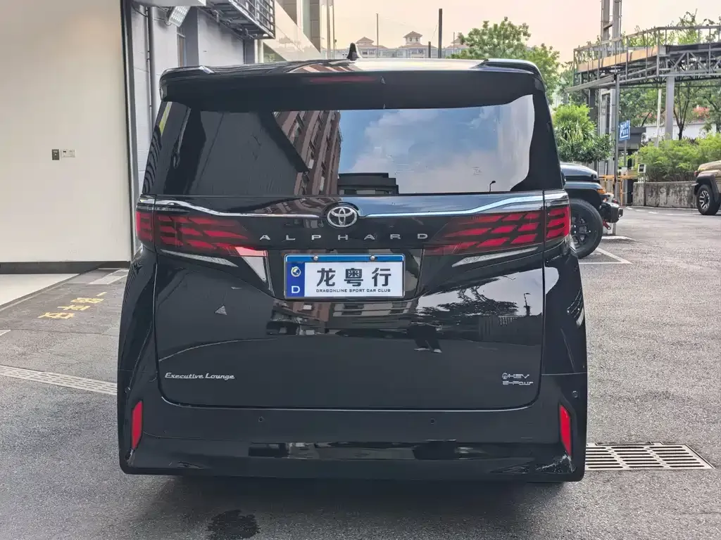 Toyota Alphard — фото 4