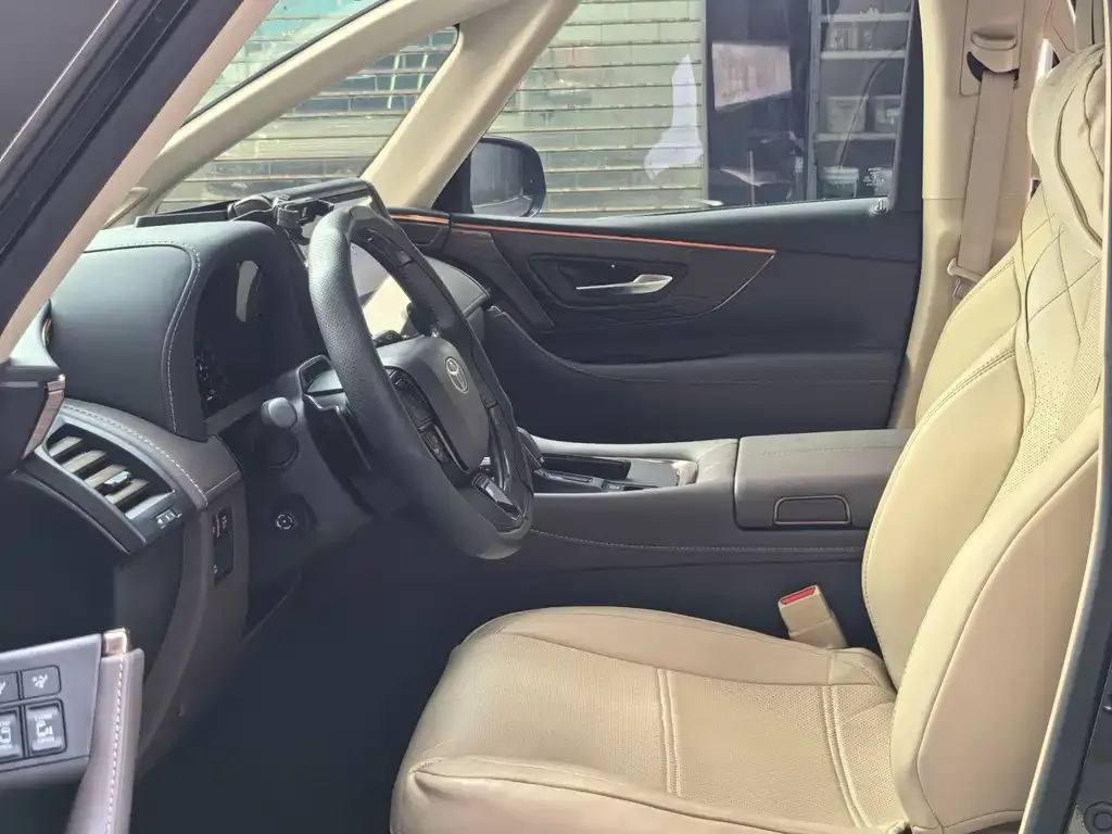 Toyota Alphard — фото 2