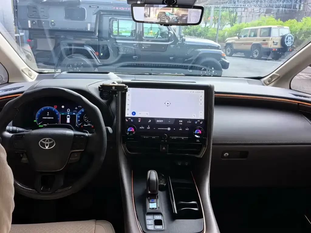 Toyota Alphard — фото 5